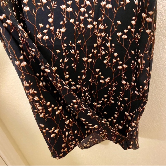CLOSET CLEAROUT! Express Blouse - Picture 3 of 3